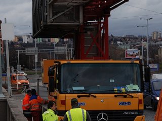 zaparkovaná mostní prohlížečka na chodníku nekomplikuje provoz v Praze