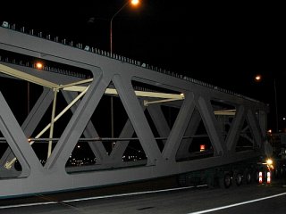 most na mostě, jeden drží - druhý se veze