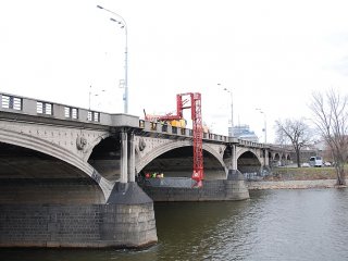 celkový pohled na návodní stranu Hlávkova mostu s mobilní mostní prohlížečkou v akci