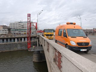 práce pod mostem nekomplikují provoz na mostě