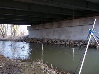 pohled na řadu el. snímačů pod mostem