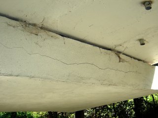 detail trhliny v konzole mezilehlé podpěry mostu