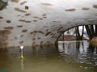 pohled z návodní strany na instalované el. snímače pod klenbou barokního mostu